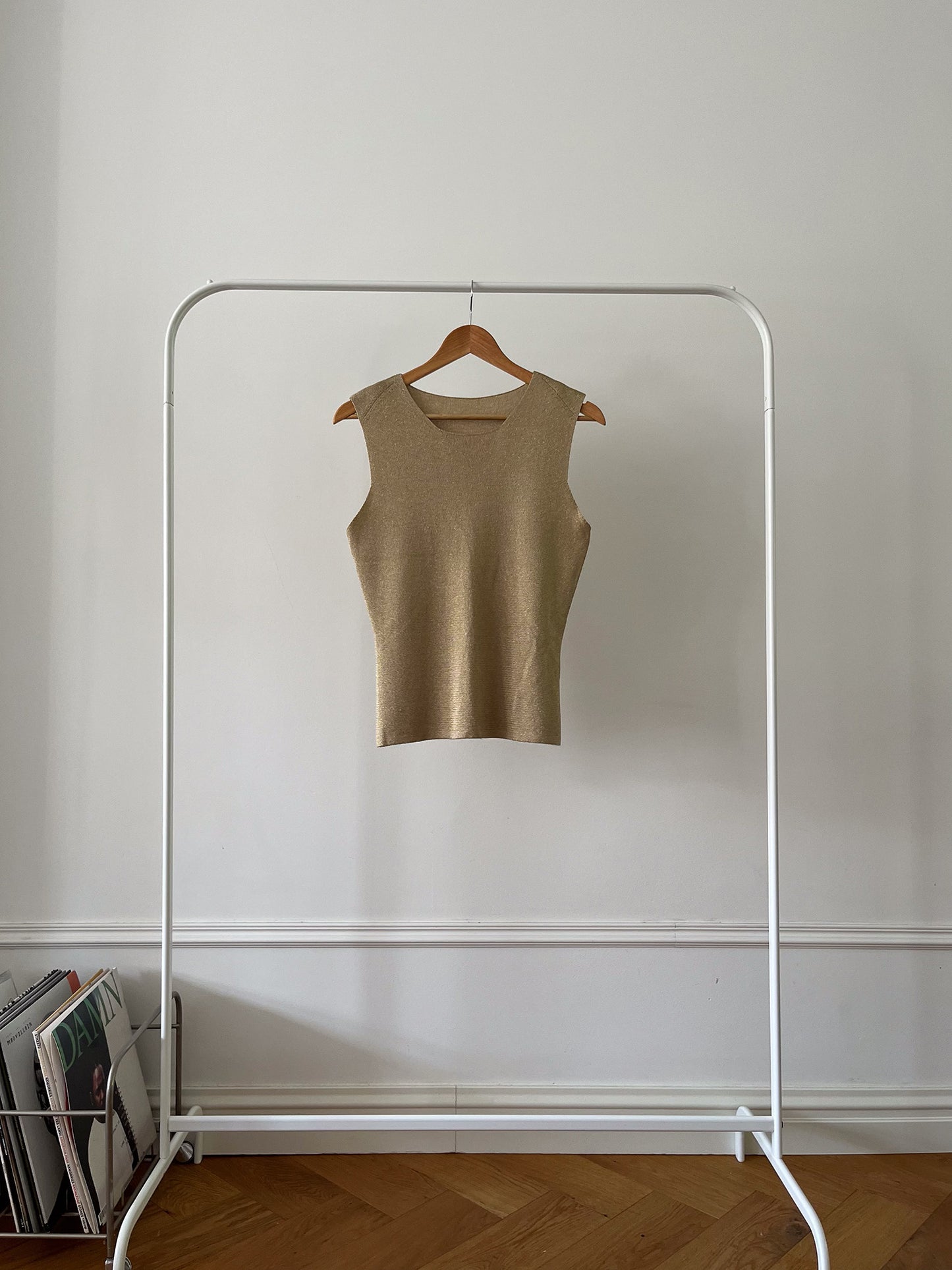 GOLDEN SLEEVELESS KNIT TOP