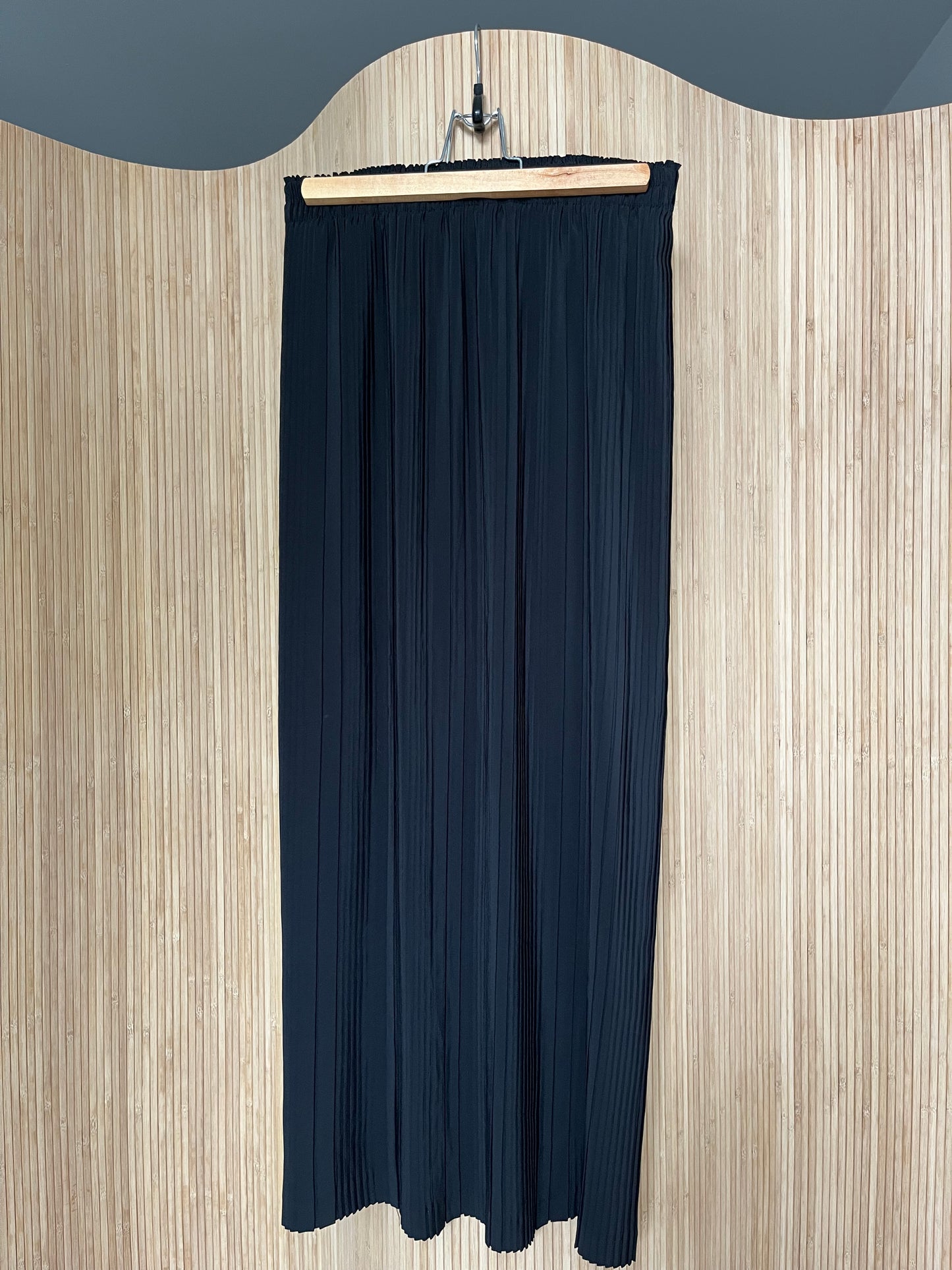 BLACK PLEATED MAXI SKIRT