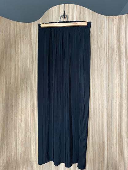 BLACK PLEATED MAXI SKIRT